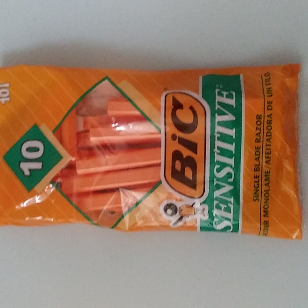 Bic Sensitive Men's Razor - Picture 2 of 3